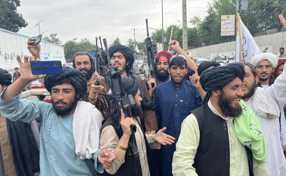Los talibanes celebran el 'día de liberación' en un Kabul fantasma