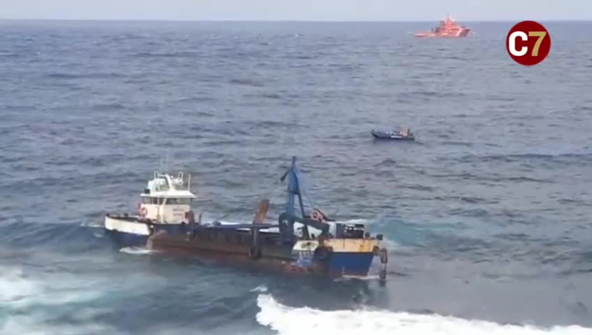 Un barco con 10.000 litros de gasoil queda encallado en la costa de La Isleta