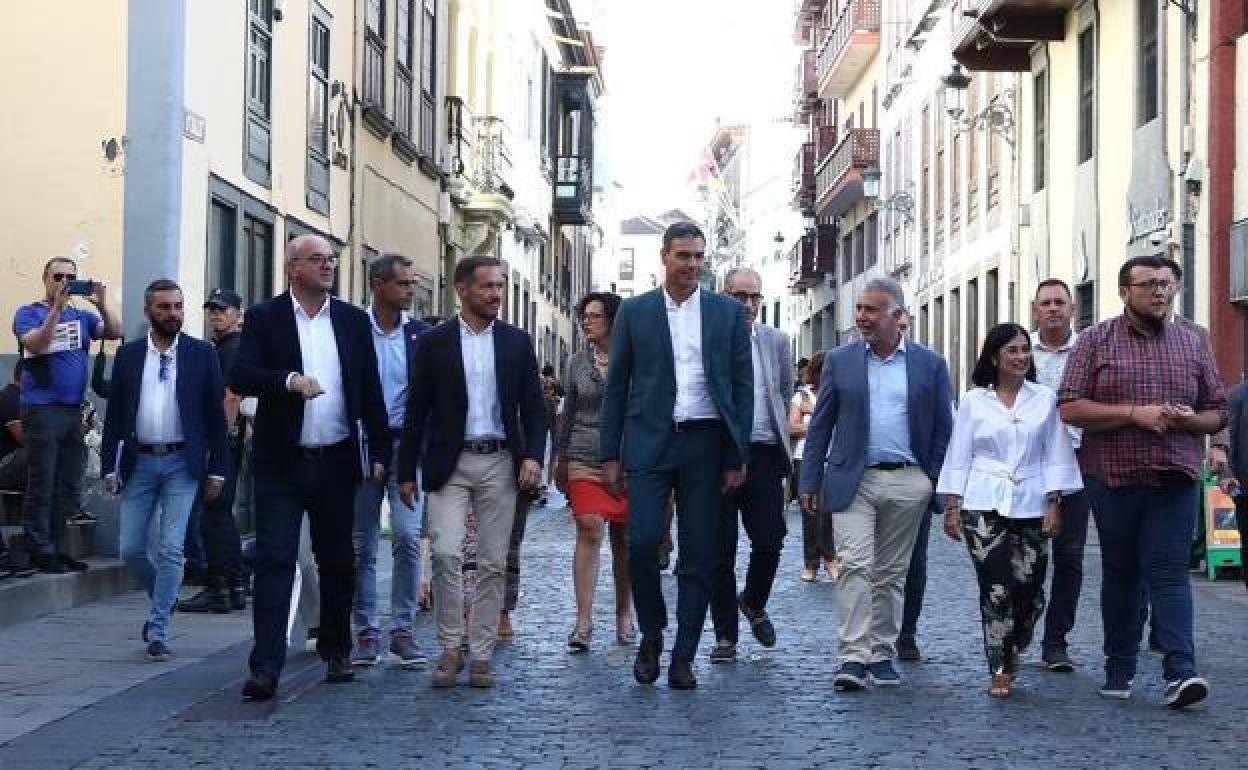 El presidente del Gobierno, Pedro Sánchez, ha ofrecido declaraciones a los medios en su visita a la Palma. 