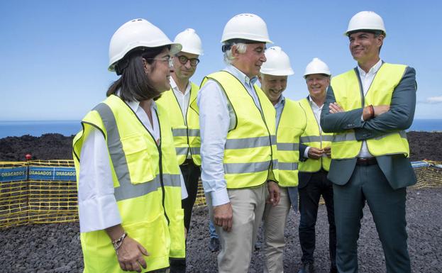 Imagen principal - Sánchez visita junto a Torres las obras de la nueva carretera de La Costa