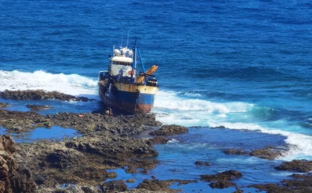 Extraer el fuel, la prioridad con el barco encallado en La Isleta