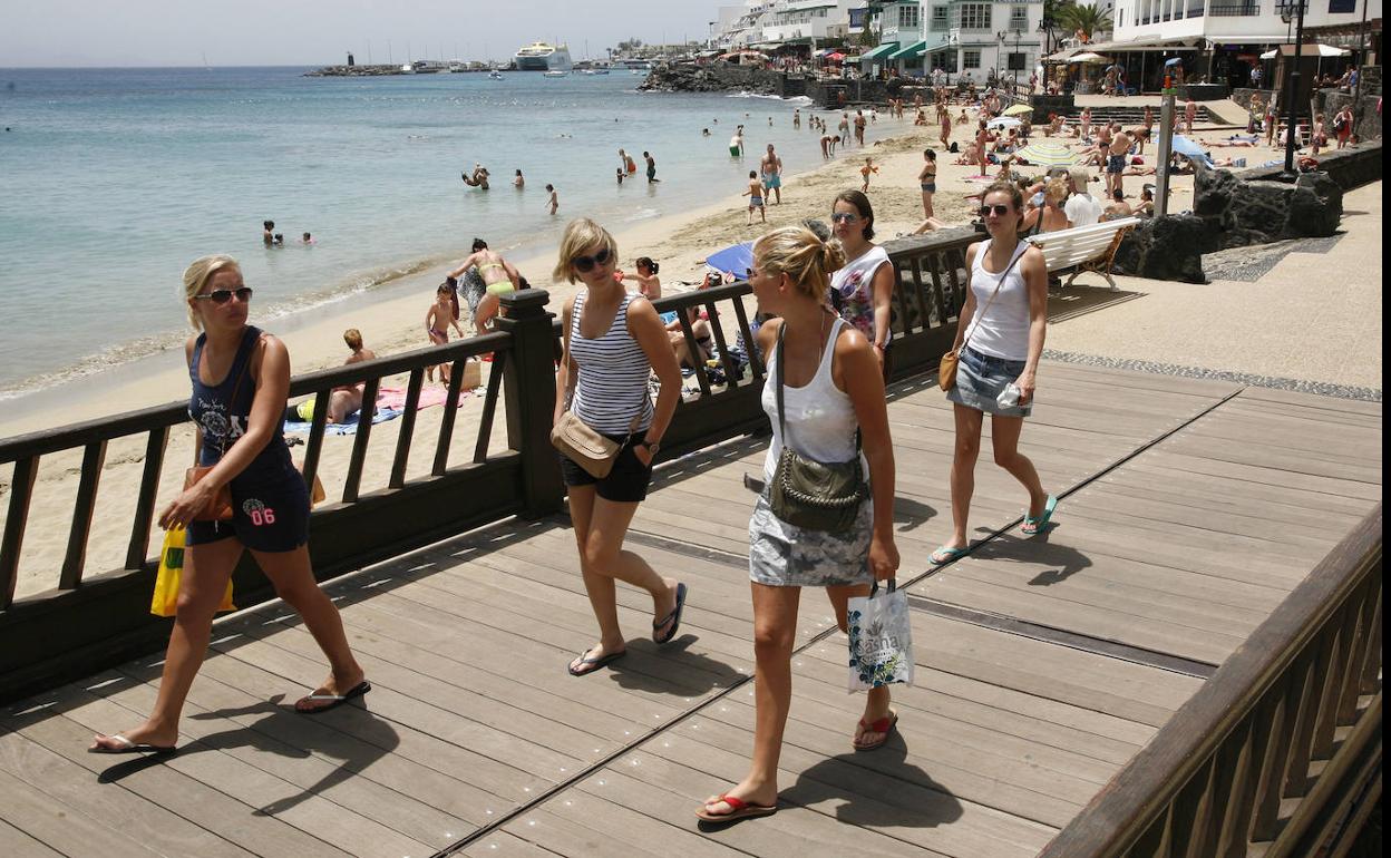 Turistas extranjeras en el sur de Lanzarote, en Playa Blanca. 