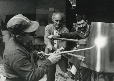 Imagen secundaria 1 - Chillida trabajando tierras en Alcaufar (Menorca), (1995).Con Fernando Mikelarrena y Marcial Vidal, (1990) y en su estudio (2000). Sucesión Eduardo Chillida y Hauser & Wirth. 