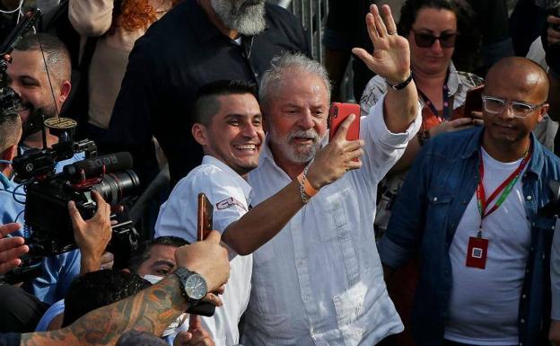 El exmandatario brasileño, Luiz Inácio Lula da Silva, saluda a un simpatizante durante el primer mitin de la campaña electoral, este martes en Sao Paulo
