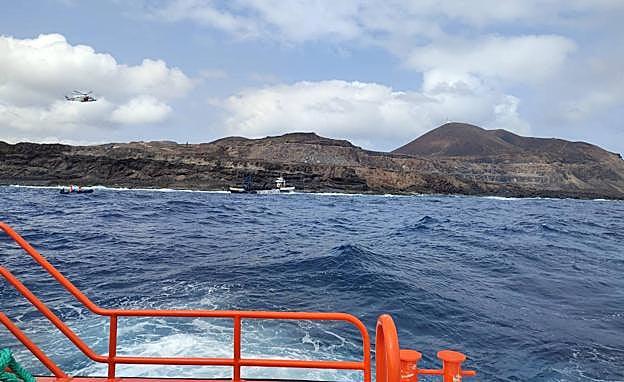 Imagen principal - El barco encallado en La Isleta ya está limpio de combustible