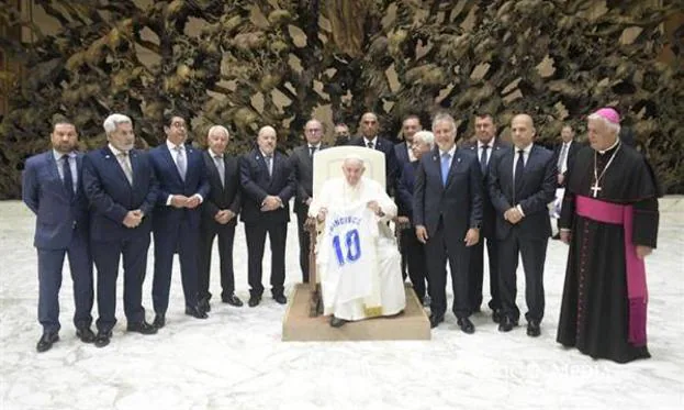 El papa Francisco recibió este miércoles en el Vaticano a una delegación del Club Deportivo Tenerife con motivo del centenario del club, en una audiencia a la que asistió Ángel Víctor Torres. 