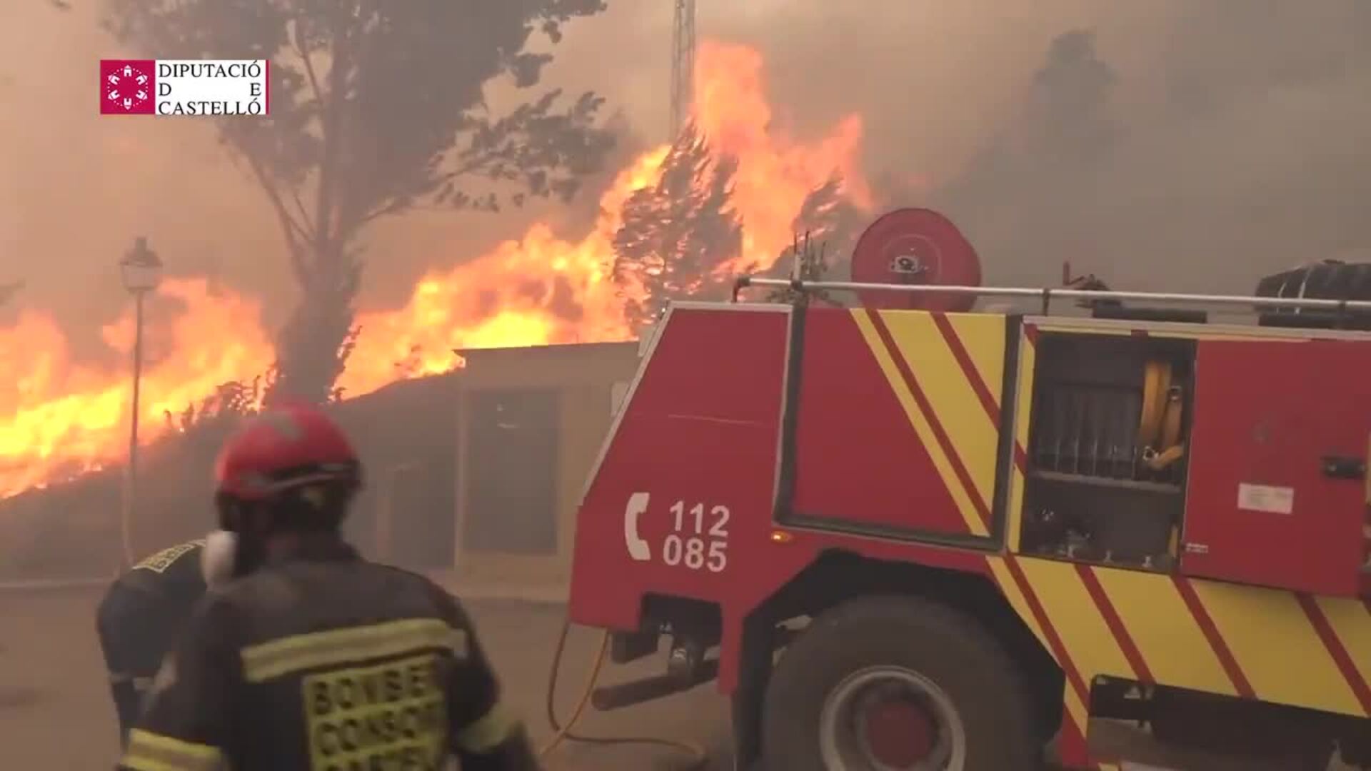 Impactante lucha de los bomberos contra el fuego en Bejís