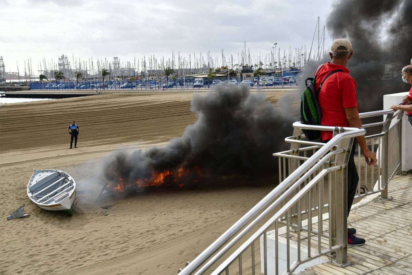 Fotos: Sofocan una barca en llamas en Las Alcaravaneras