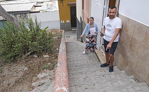 La familia explica que Sebastián está aislado por esta barrera arquitectónica. 