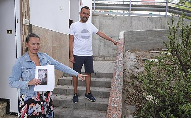 Juan Pedro y María con el proyecto que proponen para salvar los cinco escalones de acceso a la casa. 