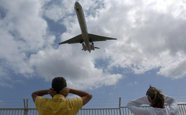 El ruido del tráfico aéreo afecta a miles de personas en el entorno del aeropuerto. 