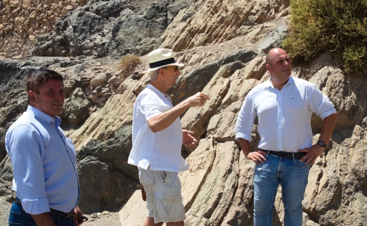 Momento de la visita de autoridades a la Finca de Ajuy., de reciente compra por parte de Pájara. 