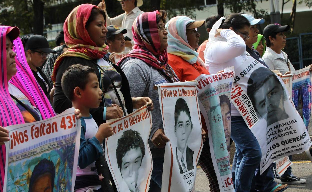 Las familias de los 43 estudiantes desaparecidos, durante una protesta en Ciudad de México en 2019. 
