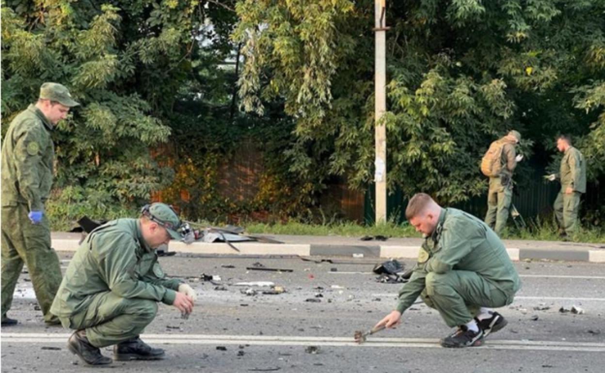Investigadores rusos en el lugar de la explosión del coche donde Darya Duguina.