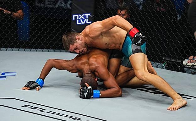 Así sometió Zebenzui Ruiz a Raphael Uchegbu en la jaula de Londres. 