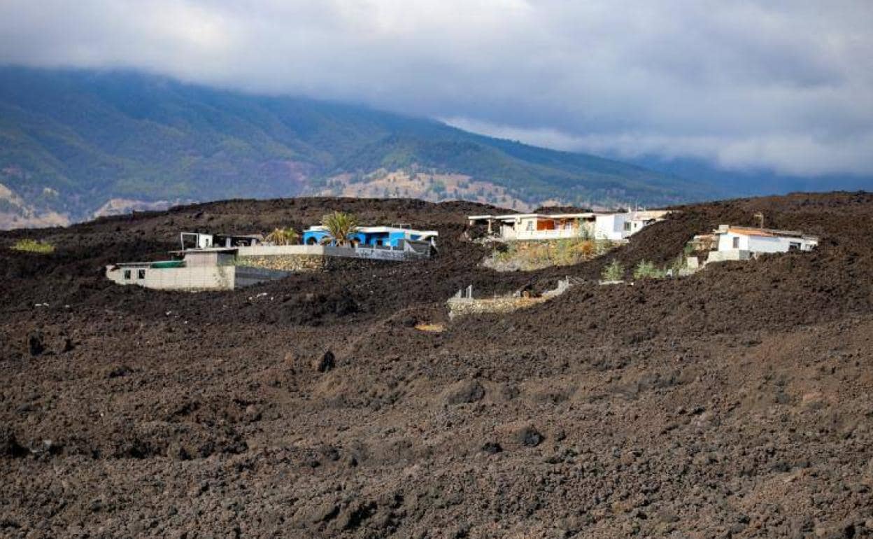 Foto de archivo de unas viviendas entre las coladas del volcán en Los Llanos de Aridane. 