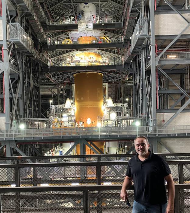 El ingeniero Eduardo García Llama, en el Edificio de Ensamblaje de Vehículos del Centro Espacial Kennedy, delante de Artemisa 1.