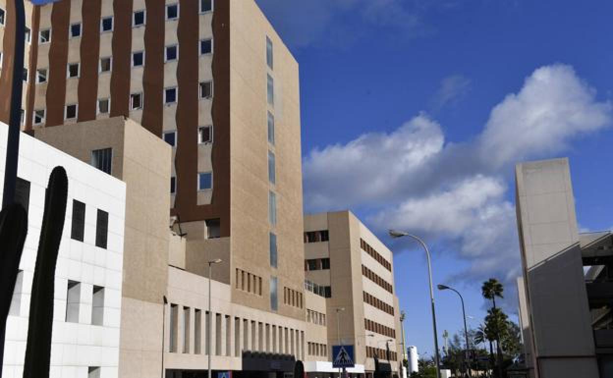 Fachada del hospital Materno Insular. 