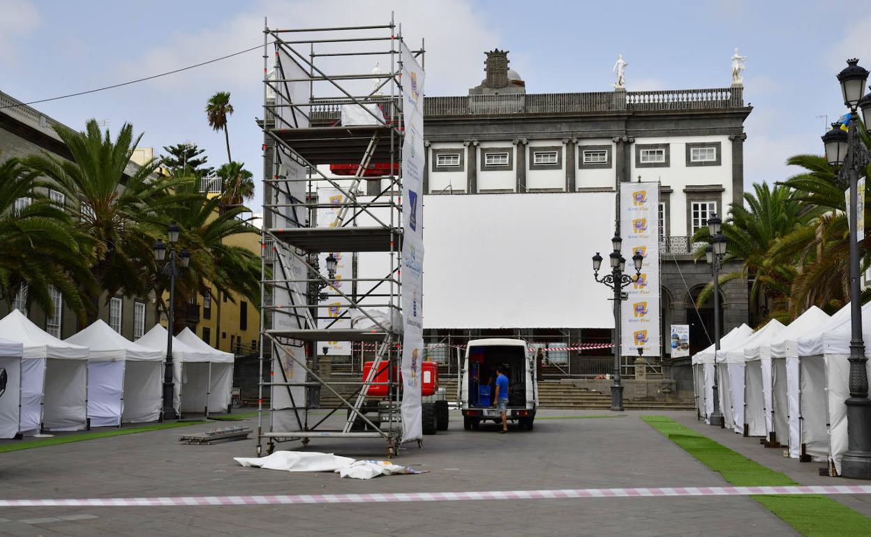 Instalación de la pantalla gigante al aire libre, en Santa Ana. 