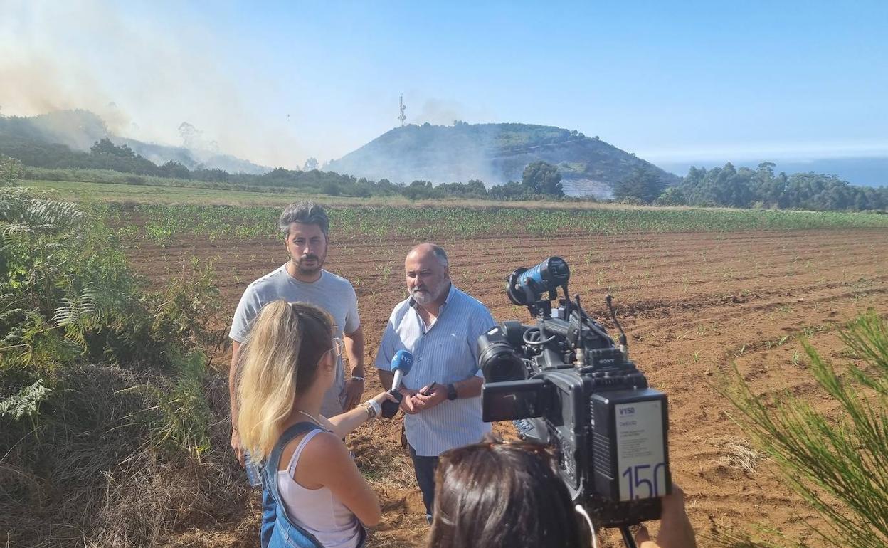De izq. a dch.: Los alcaldes de La Laguna y El Rosario, Luis Yeray Gutiérrez y Escolástico Gil. 