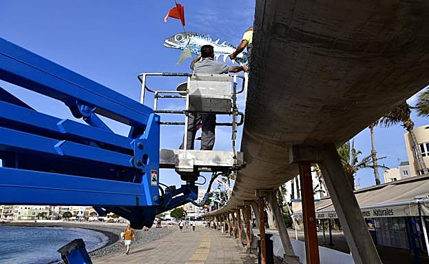 Preparativos en la avenida de Arinaga de cara a la fiesta que se celebra este viernes. 