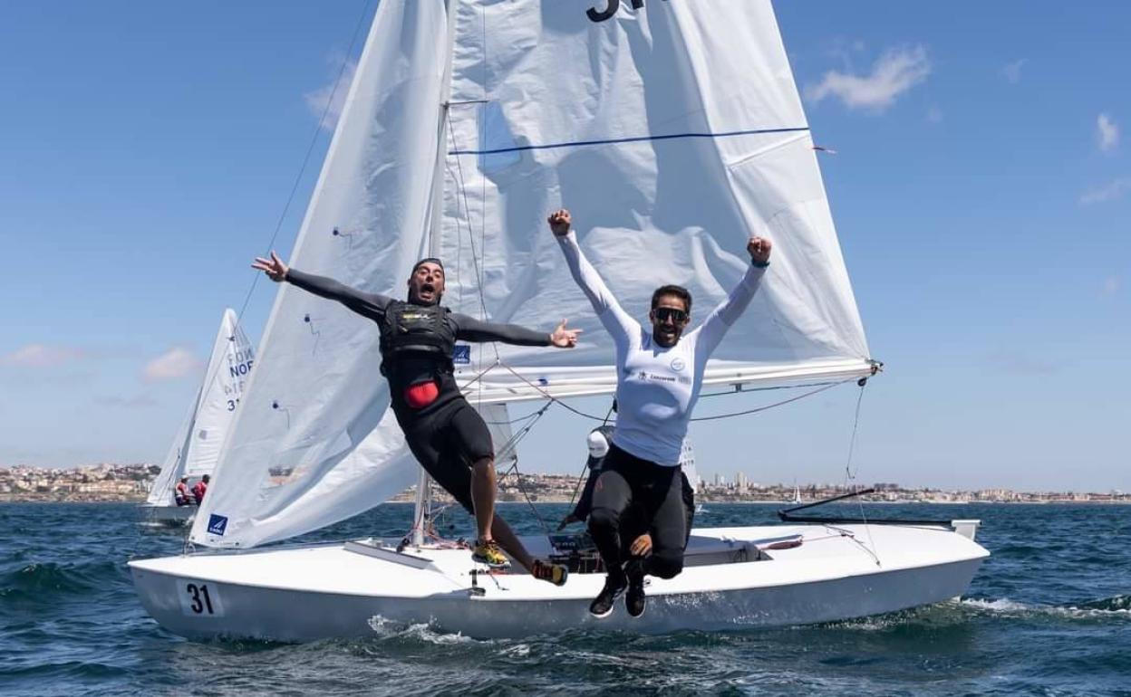 Alfredo y Cristian celebran su título. 