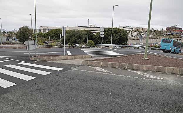 Imagen principal - Nuevos pasos de peatones, una de las antiguas paradas y el cartel que pide aceras en la GC-310.