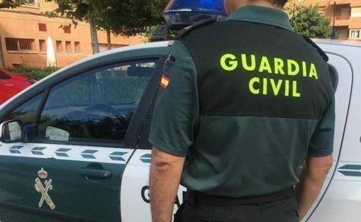 La Guardia Civil controla las inmediaciones de la urbanizacion okupada para evitar altercados mayores.