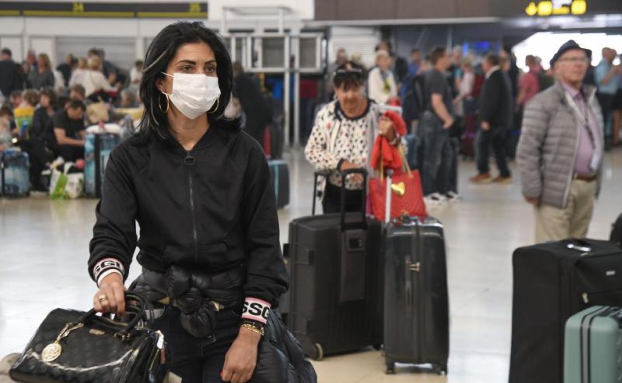 Sanidad aclara: la mascarilla sigue siendo obligatoria en los aviones
