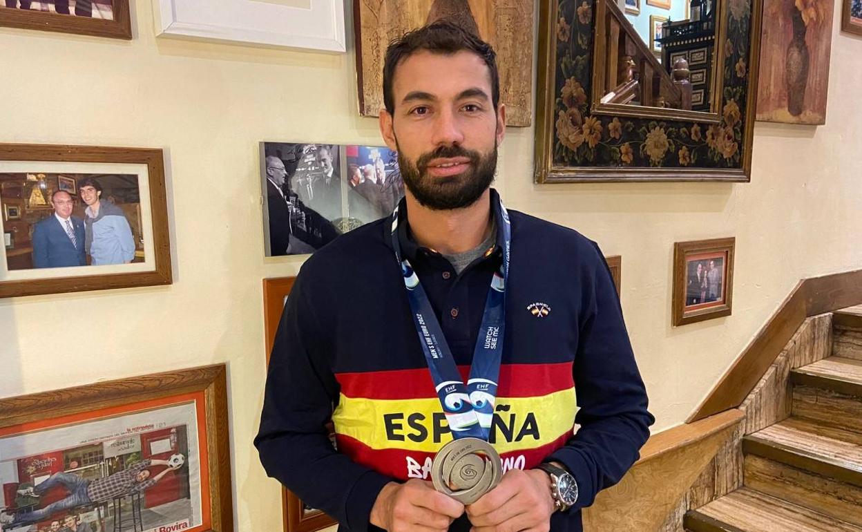 Dani Sarmiento, con la plata del Europeo de este año que logró con España. 