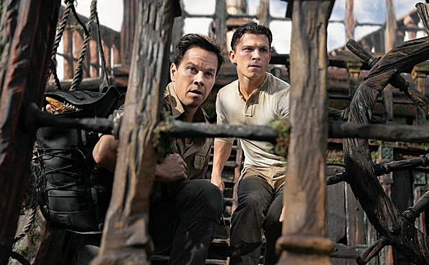 Tom Holland y Mark Wahlberg en un momento de la cinta. 