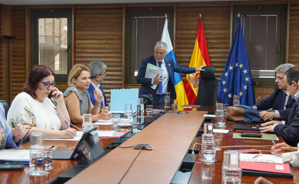 Imagen de archivo de una sesión del Consejo de Gobierno presidido por su titular, Ángel Víctor Torres. 