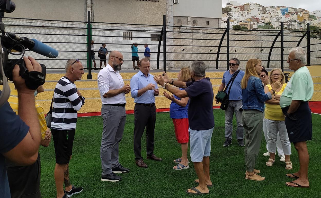 Algunos vecinos aprovecharon la visita del alcalde para pedir mejoras en la Vega de San José. 