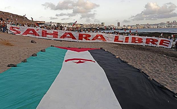 Imagen principal - Despliegan en una pancarta de 25 m. en apoyo a pueblo saharaui