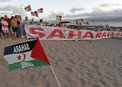 Imagen secundaria 1 - Despliegan en una pancarta de 25 m. en apoyo a pueblo saharaui