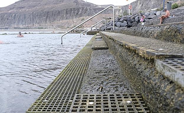 Imagen principal - Los usuarios habituales piden que se mejore el acceso a las piscinas y la zona para tomar el sol. 