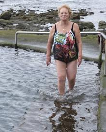 Imagen secundaria 2 - Los usuarios habituales piden que se mejore el acceso a las piscinas y la zona para tomar el sol. 