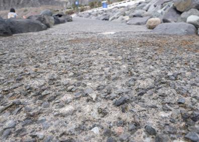 Imagen secundaria 1 - Los usuarios habituales piden que se mejore el acceso a las piscinas y la zona para tomar el sol. 