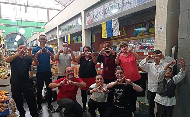 Trabajadores del Mercado de Vegueta expresando su apoyo a la construcción de la torre infantil. 