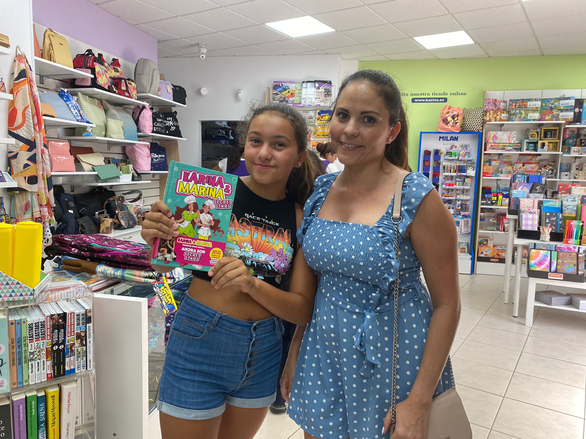 Imagen principal - Arriba, Ana María Cazorla y su hija Naiara, en la librería Katina en Ingenio. Abajo, a la izquierda, Merche Acosta y su hija Marta en Uniformas. Ana Espino recoge los libros del nuevo curso de su hija. 