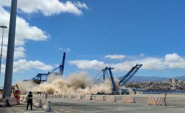 Opcsa derriba una de sus grúas en el puerto de La Luz y Las Palmas