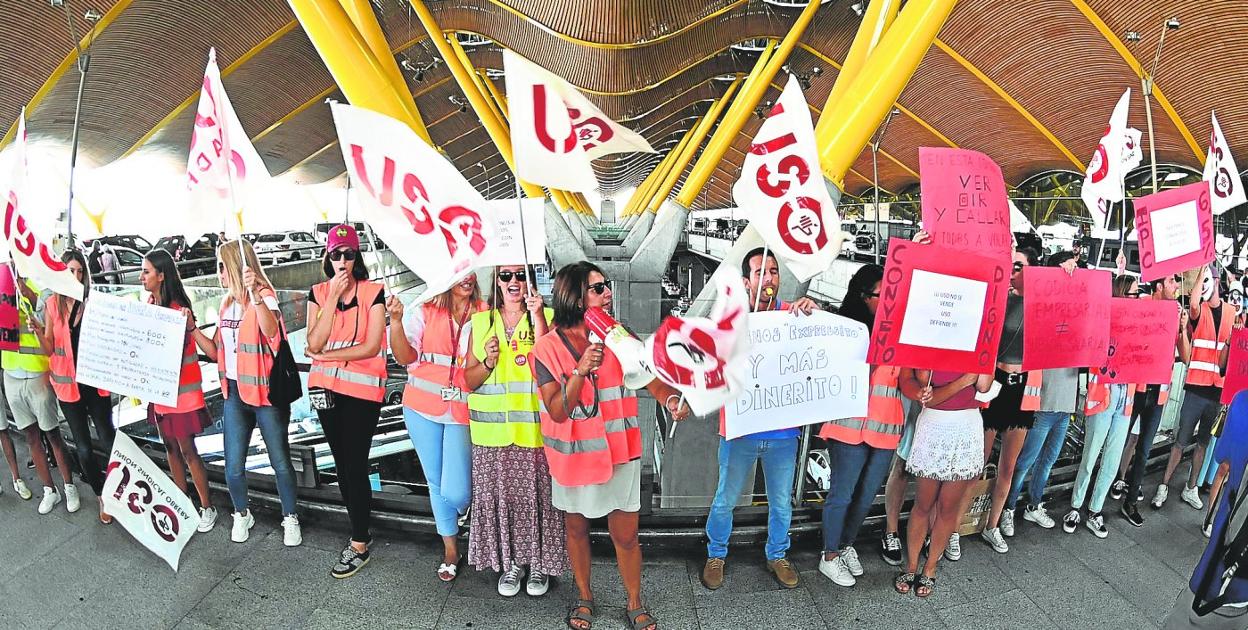 Imagen de las protestas convocadas por USO en Barajas. Iberia Express reiteró su llamamiento al sindicato para poner fin a los paros. 