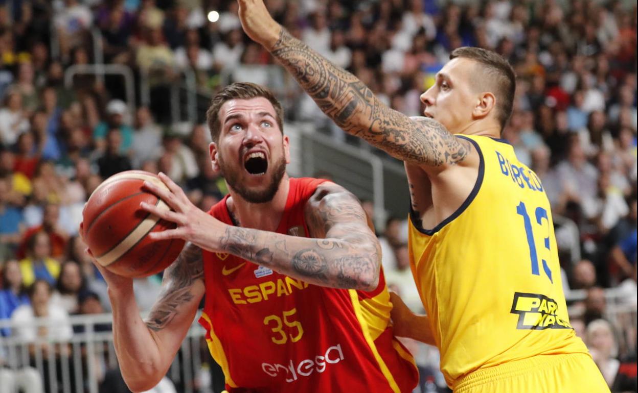 Fran Guerra con la selección española durante un amistoso ante Letonia. 