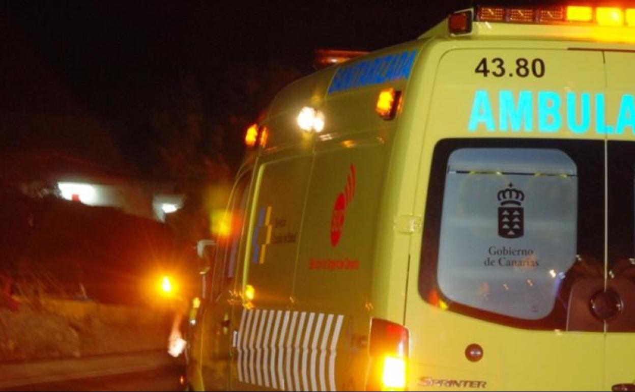Motorista herido tras chocar contra una valla en Agaete