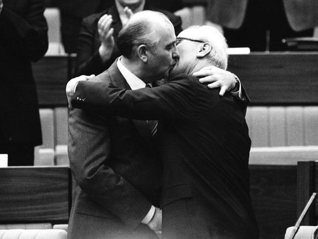 Gorbachov besa al líder de la RDA, Erich Honecker, tras ser reelegido éste como secretario general del Partido Comunista de la RDA en 1986.