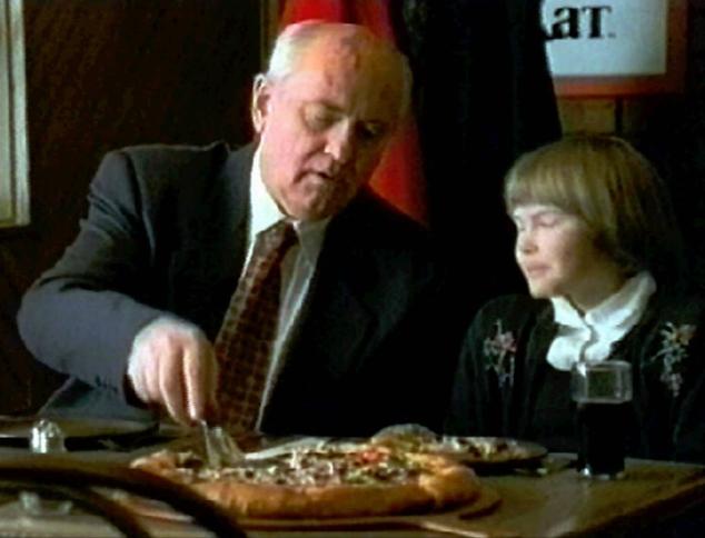 Mijaíl Gorbachov, junto a su nieta, apareció en un anuncio publicitario de Pizza Hut de 1997.