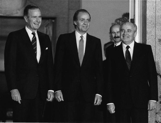 El rey Juan Carlos I, flanqueado por George Bush y Mijaíl Gorbachov, en la apertura de la conferencia de paz para Oriente Próximo en 1991.