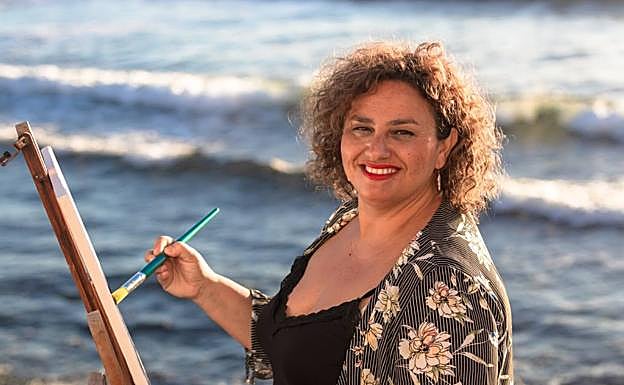El mar es una fuente de inspiración para la pintora lanzaroteña. 