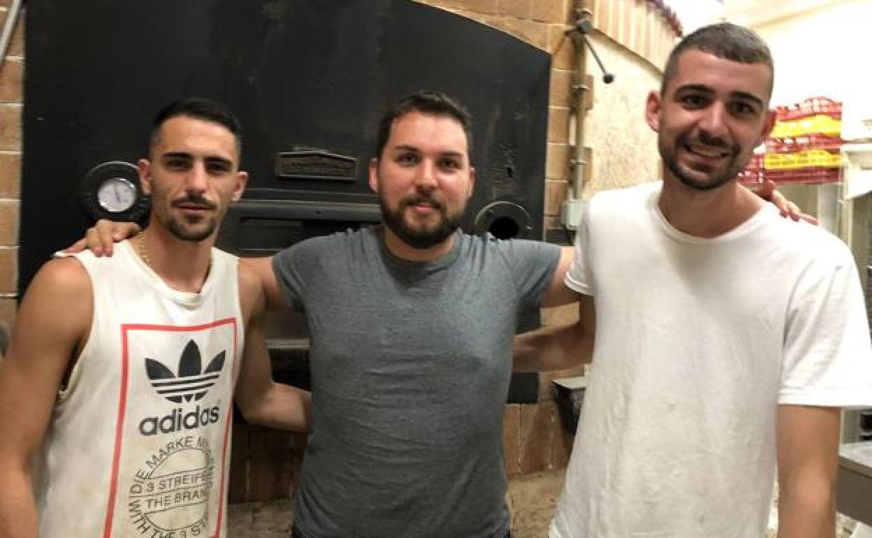 Ángel Monagas, en el centro, junto a sus nuevos panaderos, Gustavo Cabrera y Rubén Torres.