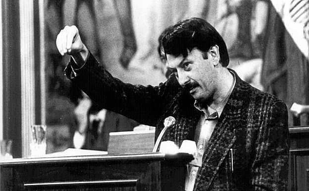 Oswaldo Brito, en la tribuna del Parlamento de Canarias. 